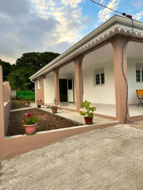 Maison charmante au Vauclin avec jardin clôturé.